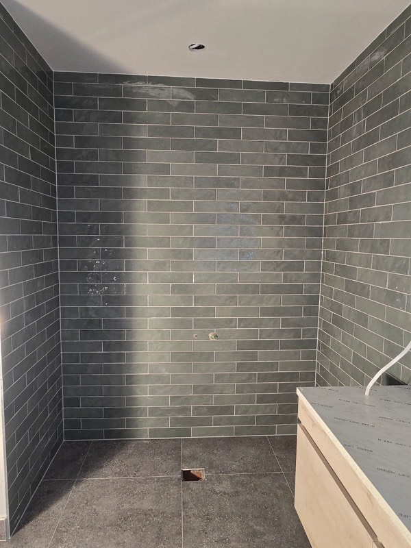 Grey brick-pattern tiled shower walls